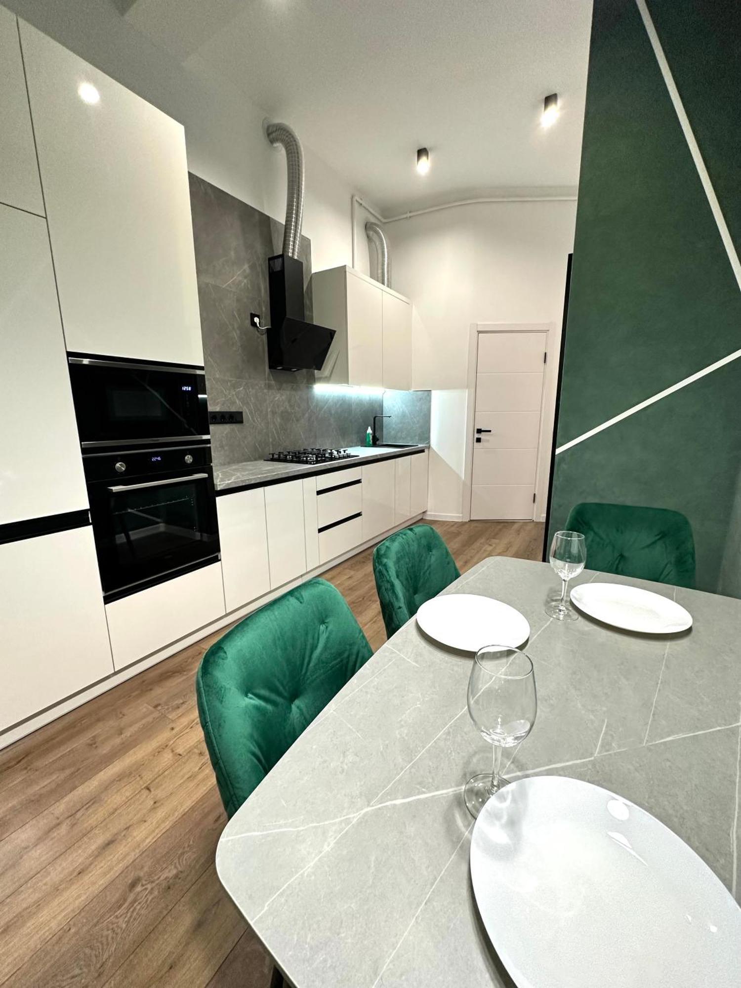 Romantic Apartments - In The Center Of Lviv , King-Size Bed Экстерьер фото