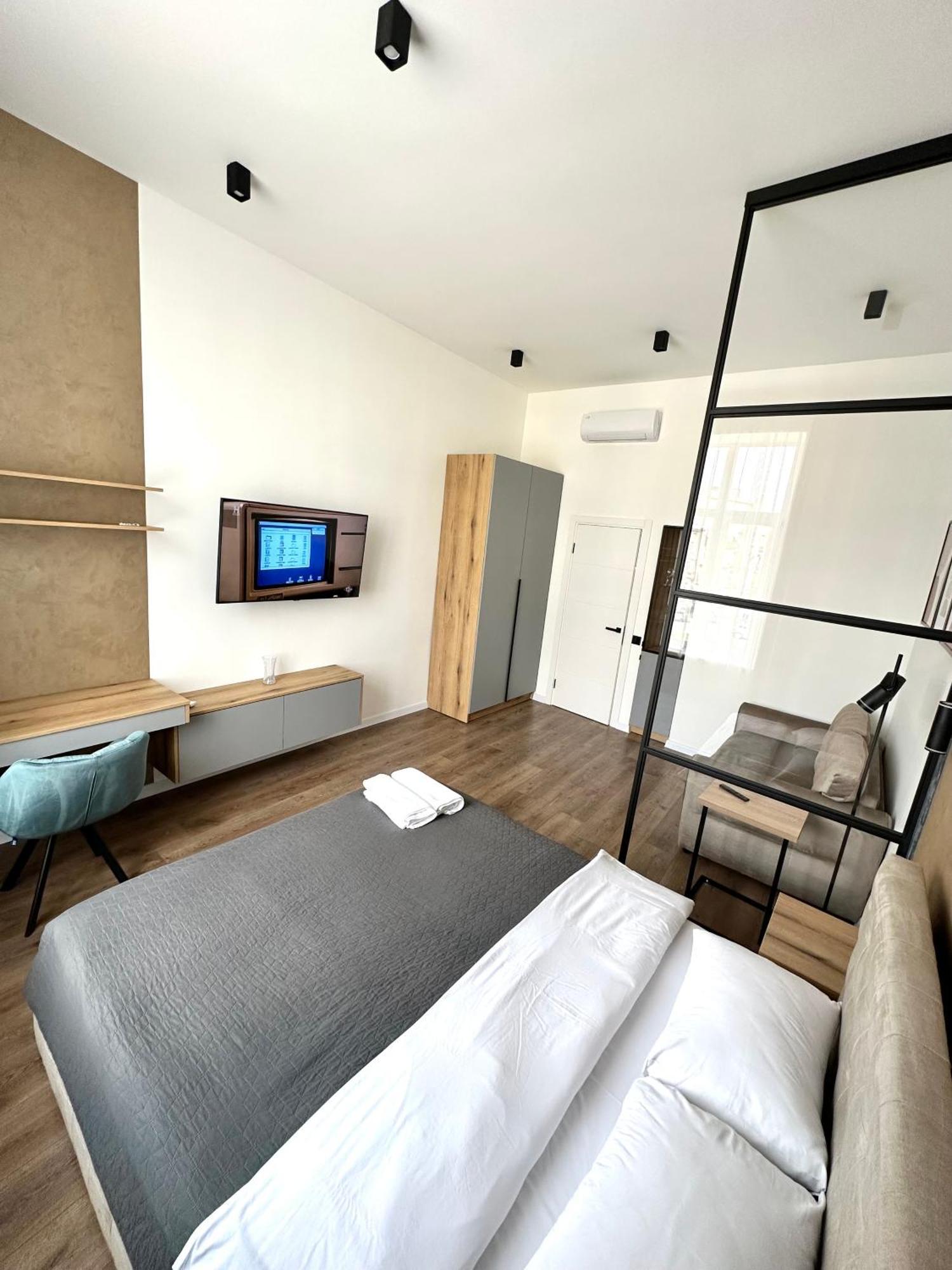 Romantic Apartments - In The Center Of Lviv , King-Size Bed Экстерьер фото